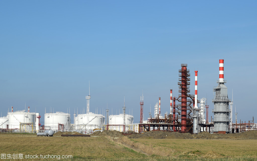 煉油廠核心設備 精餾塔與管道的協同作用與維護